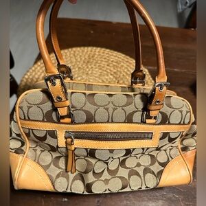 Coach classic vintage logo beige shoulder bag